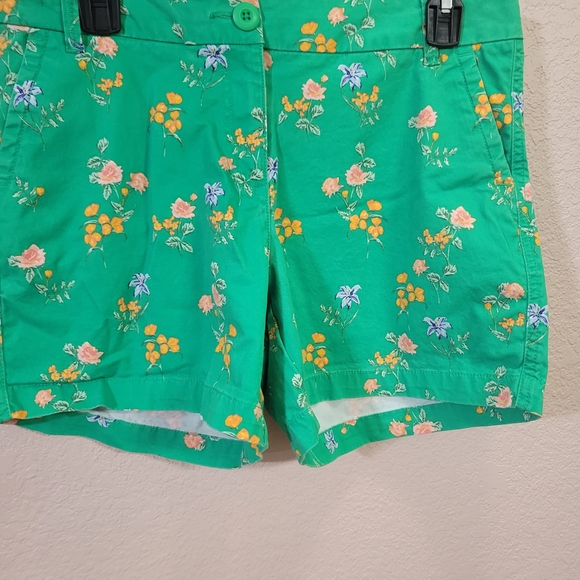 Crown & Ivy Green Floral Women's Shorts - Picture 1 of 3